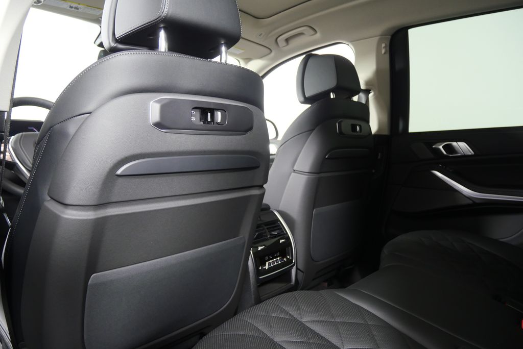 Thumbnail: 2026 BMW X7 - 18