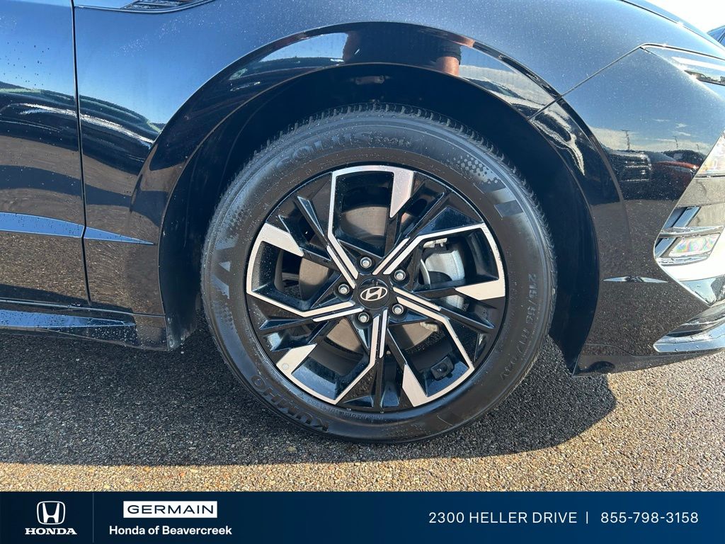 Used 2025 Black Hyundai SEL image 10