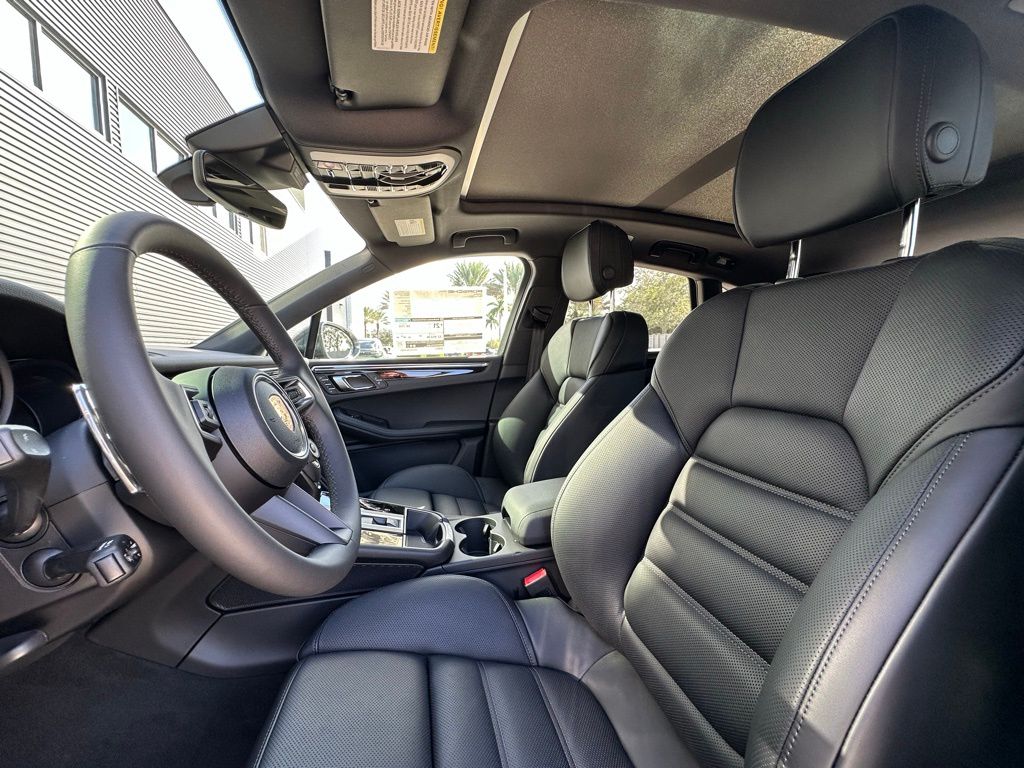 Thumbnail: 2026 Porsche Macan - 5