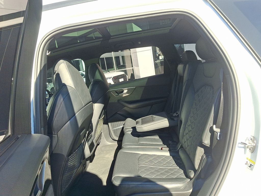 Thumbnail: 2023 Audi SQ7 - 10