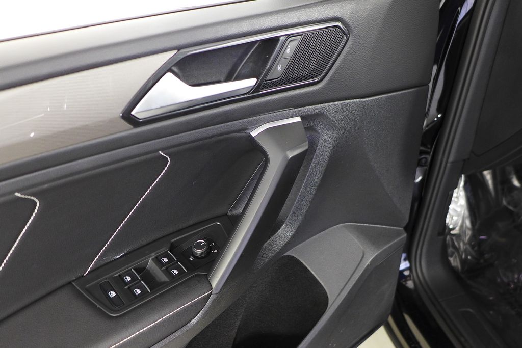 Thumbnail: 2023 Volkswagen Tiguan - 12