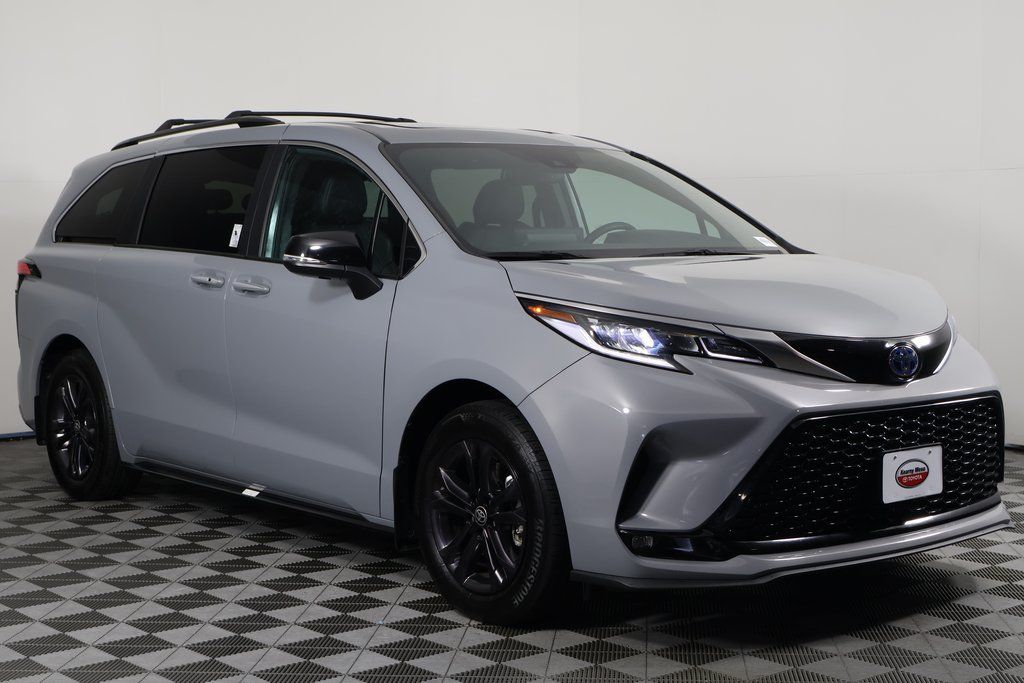 Thumbnail: 2024 Toyota Sienna - 3