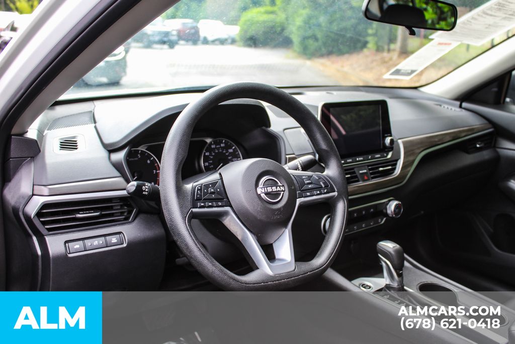 Used 2025 White Nissan 2.5 SV image 16