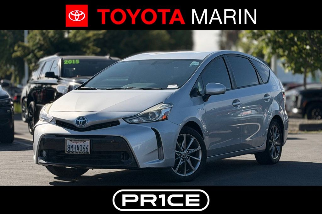 2016 Toyota Prius v Five's photo
