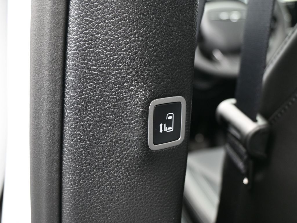 New 2026 Bright White Clearcoat Chrysler Select image 31