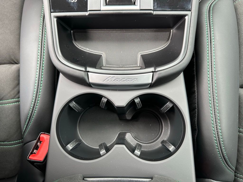 Thumbnail: 2026 Porsche Macan - 27