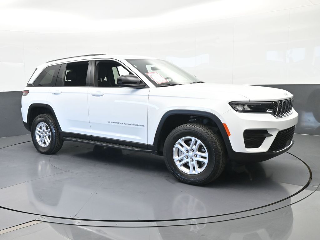 Used 2025 Bright White Clearcoat Jeep Laredo image 8