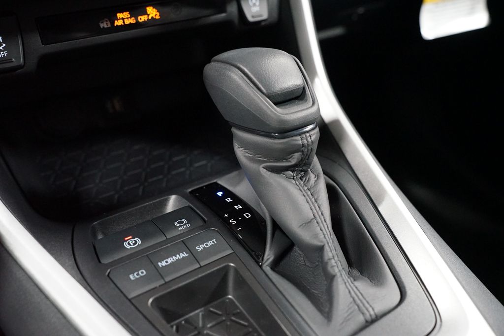 2025 Toyota RAV4 XLE 21