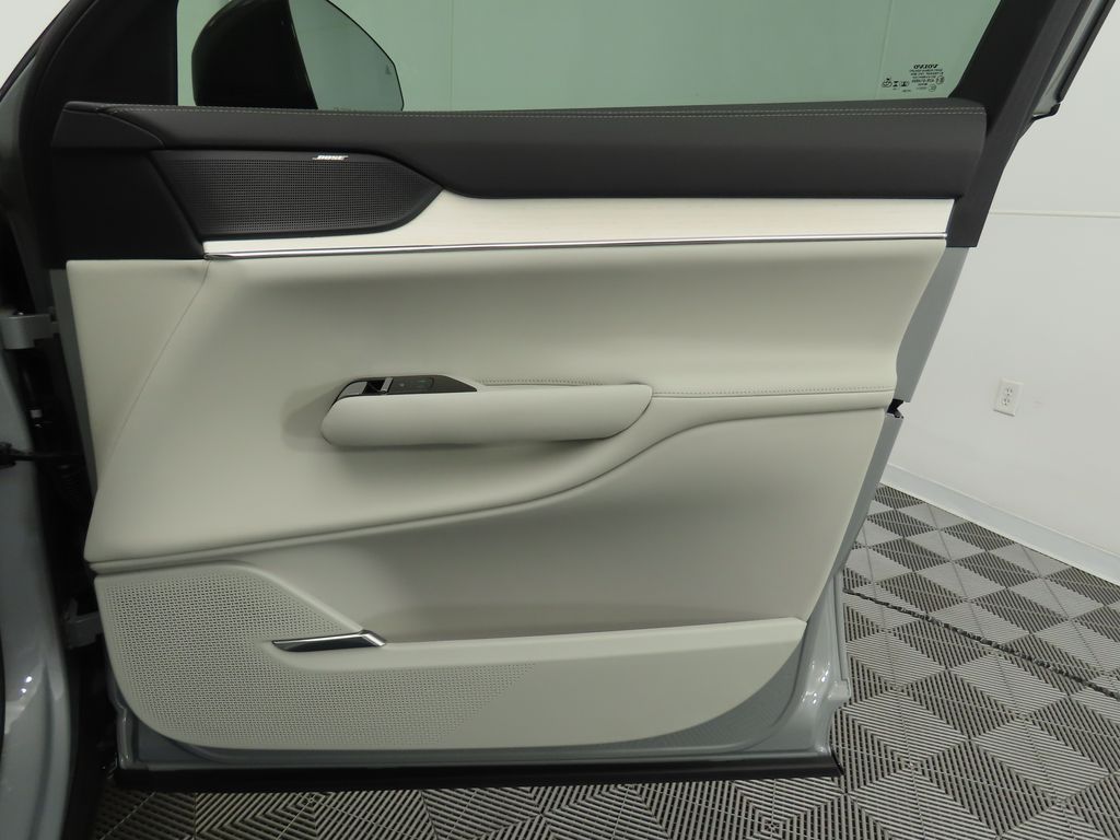 2025 Volvo EX90  25
