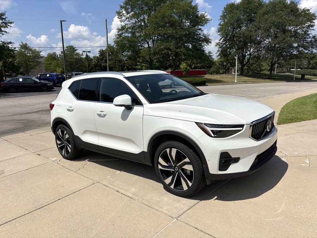/2025 Volvo XC40