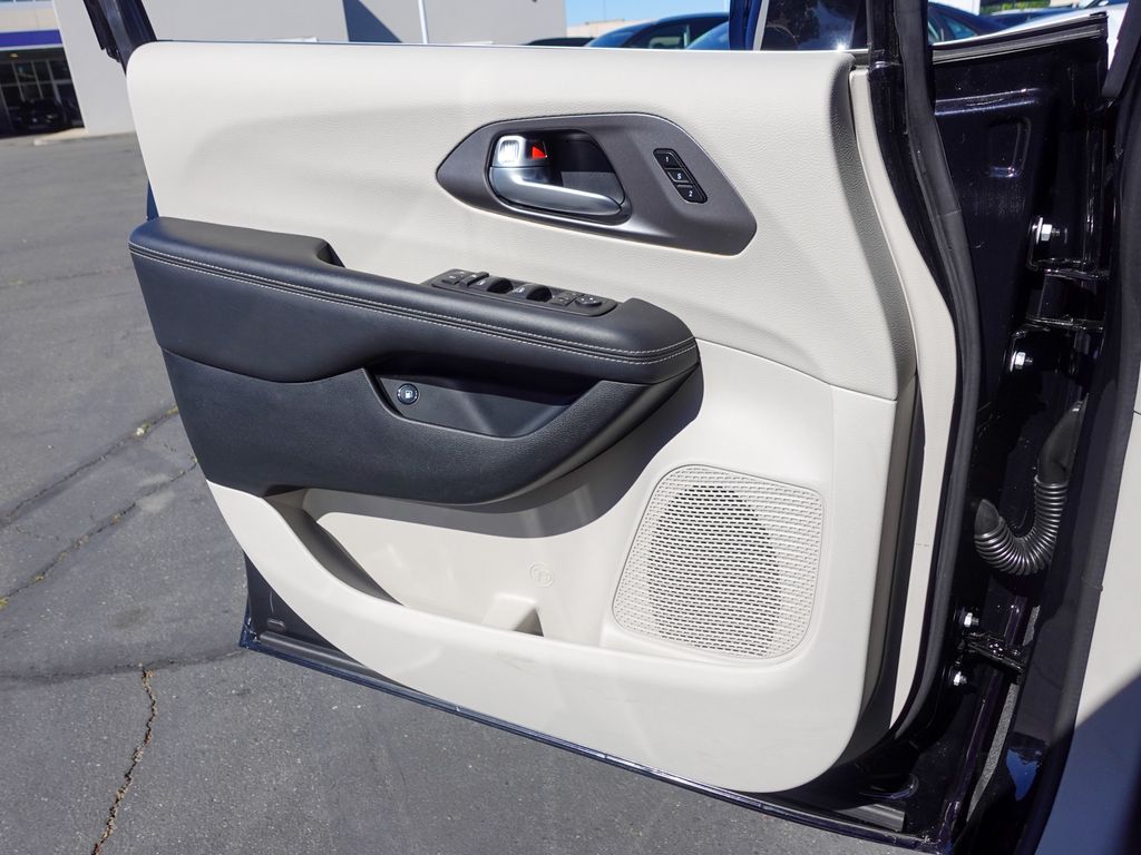 Used 2024 Black Chrysler Select image 18