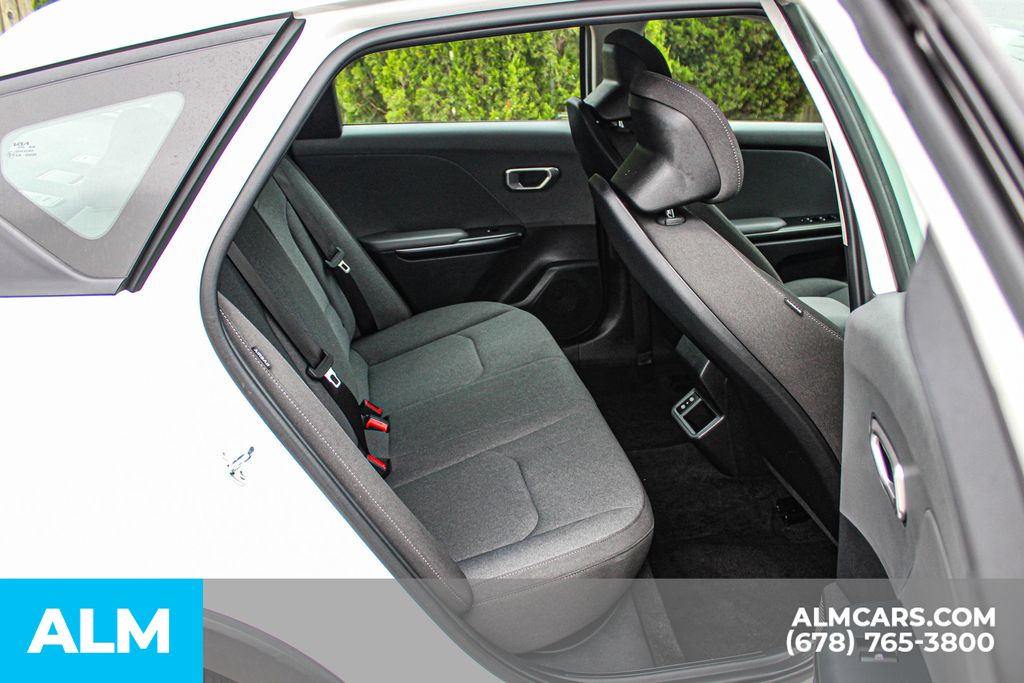 Used 2025 White Kia LXS image 19