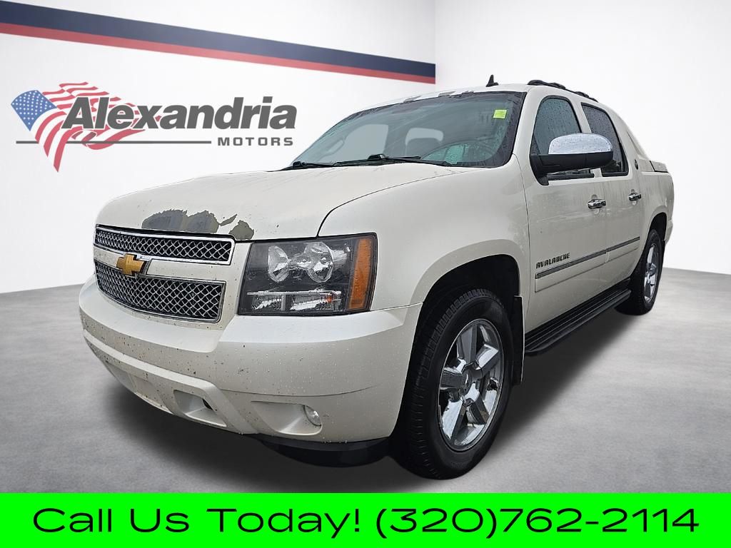 White Diamond Clearcoat 2013 Chevrolet Avalanche Pickup Truck Four-Wheel Drive 6-Speed Automatic