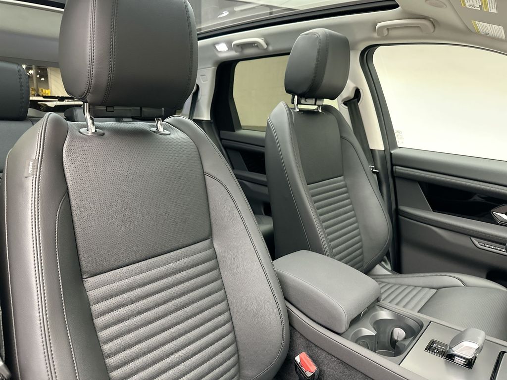 Thumbnail: 2025 Land Rover Discovery Sport - 3