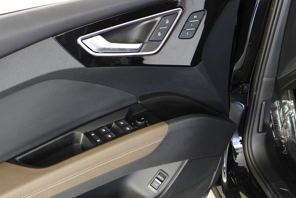 Thumbnail: 2023 Audi Q4 e-tron - 12