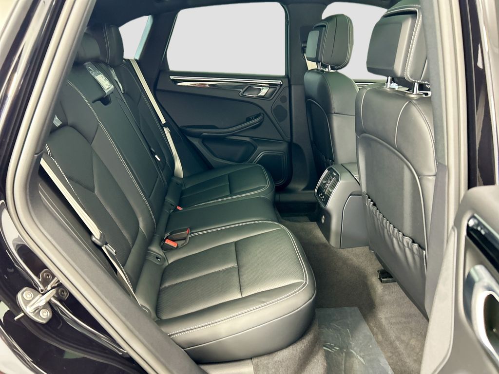 Thumbnail: 2026 Porsche Macan - 22