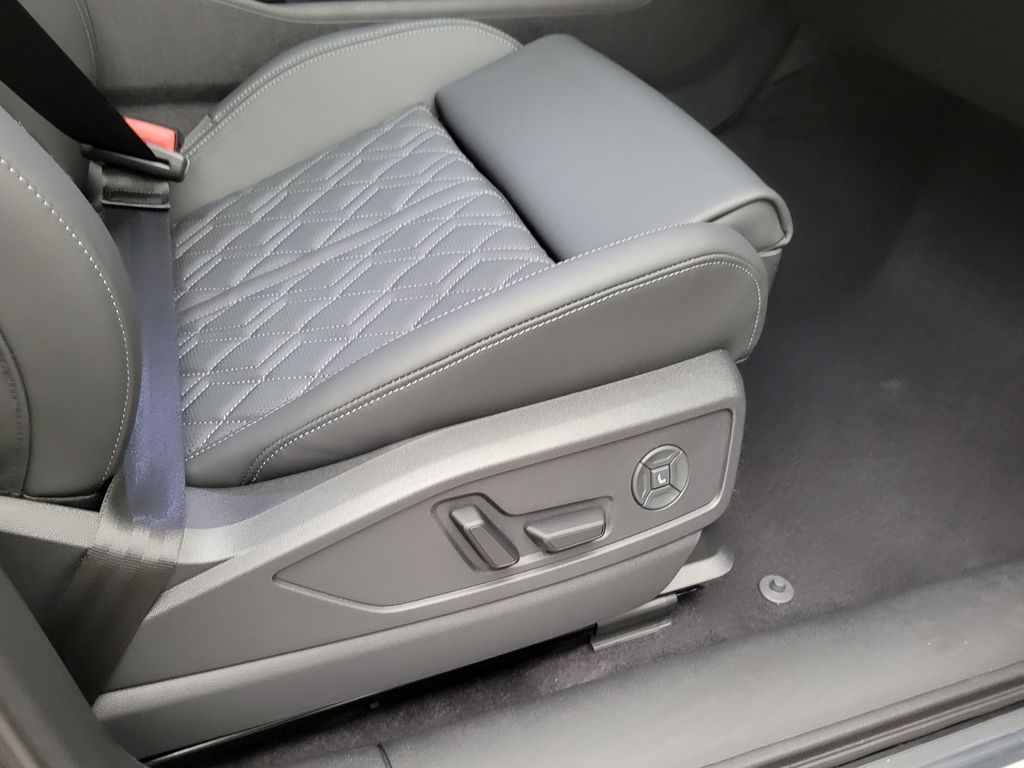 Thumbnail: 2026 Audi SQ5 - 13