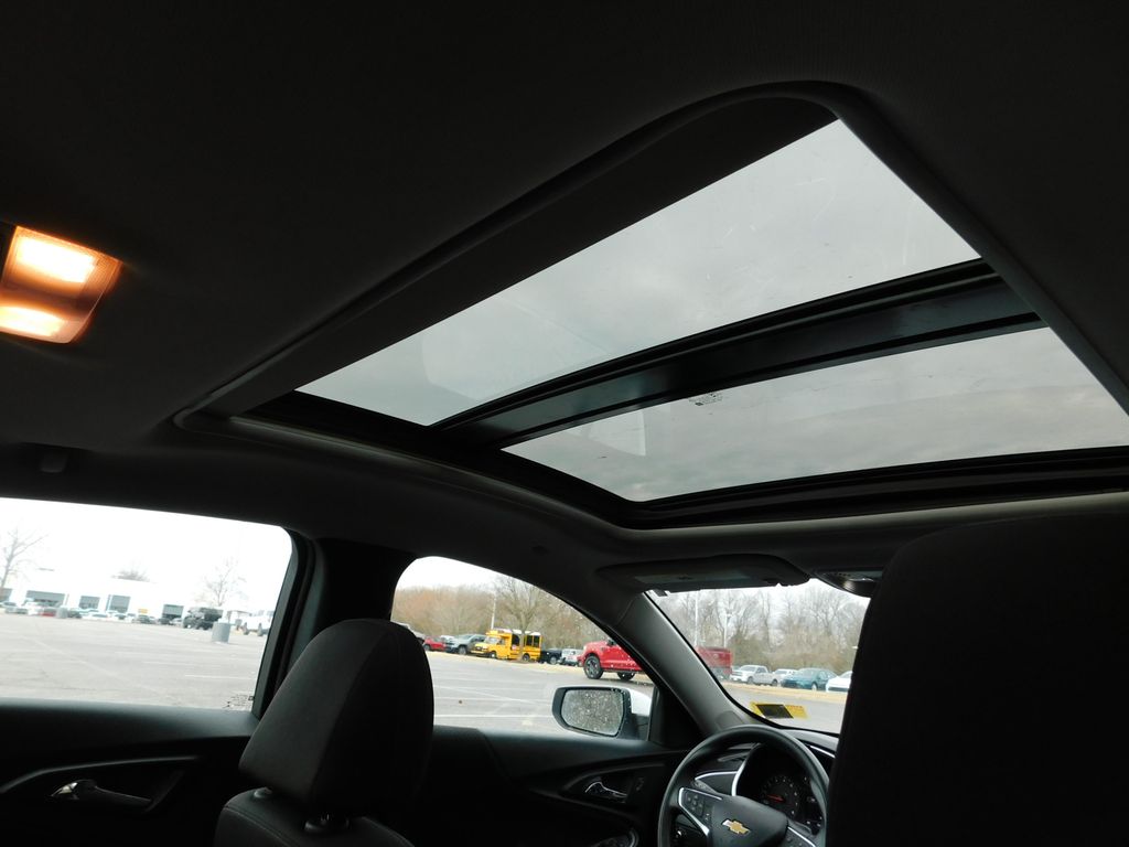 Thumbnail: 2023 Chevrolet Malibu - 4