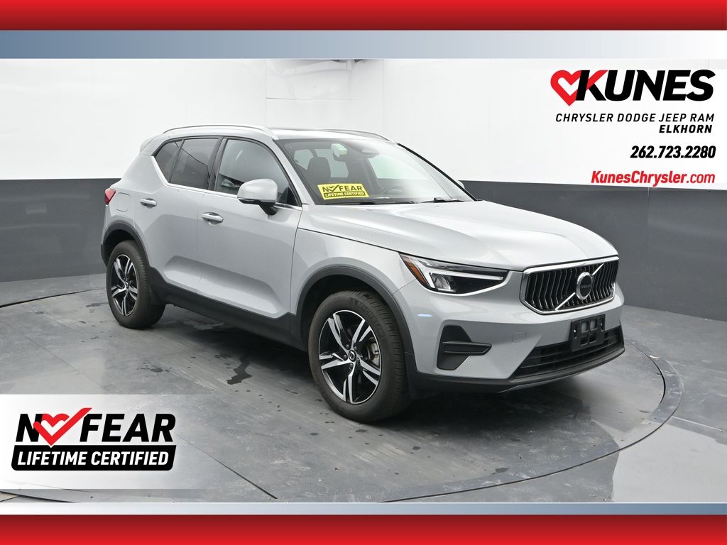 2025 Volvo XC40 B5 Core Bright Theme AWD   