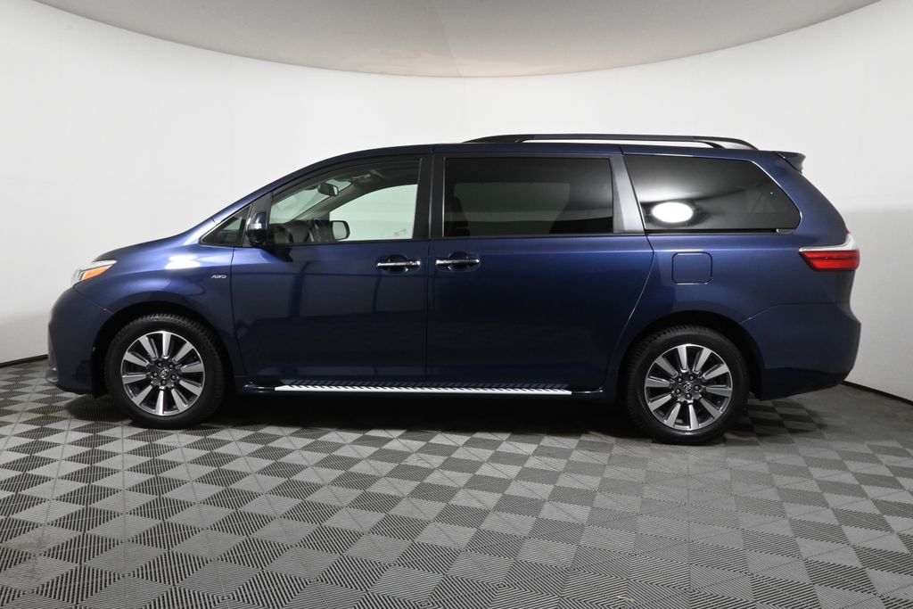 2020 Toyota Sienna SE Premium 2