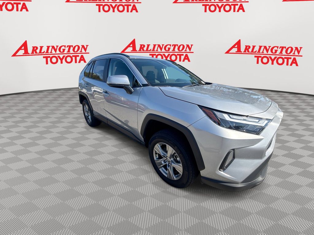 2025 Toyota RAV4 XLE's photo