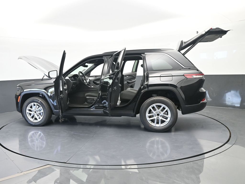 New 2026 Diamond Black Crystal Pearlcoat Jeep Laredo image 67