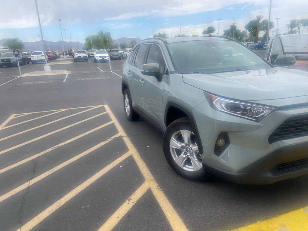 2020 Toyota RAV4 XLE 3