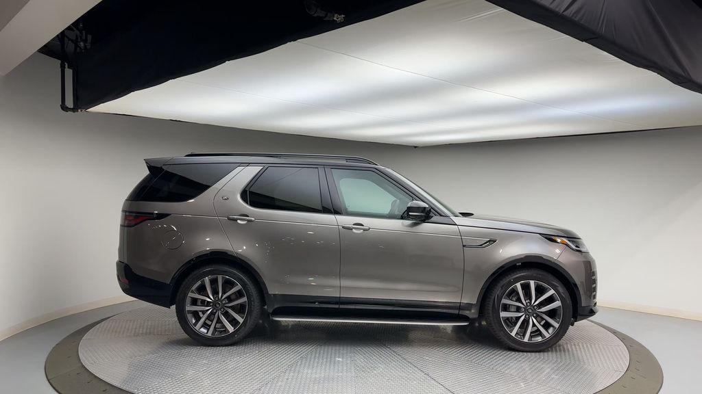2024 Land Rover Discovery Dynamic SE 9