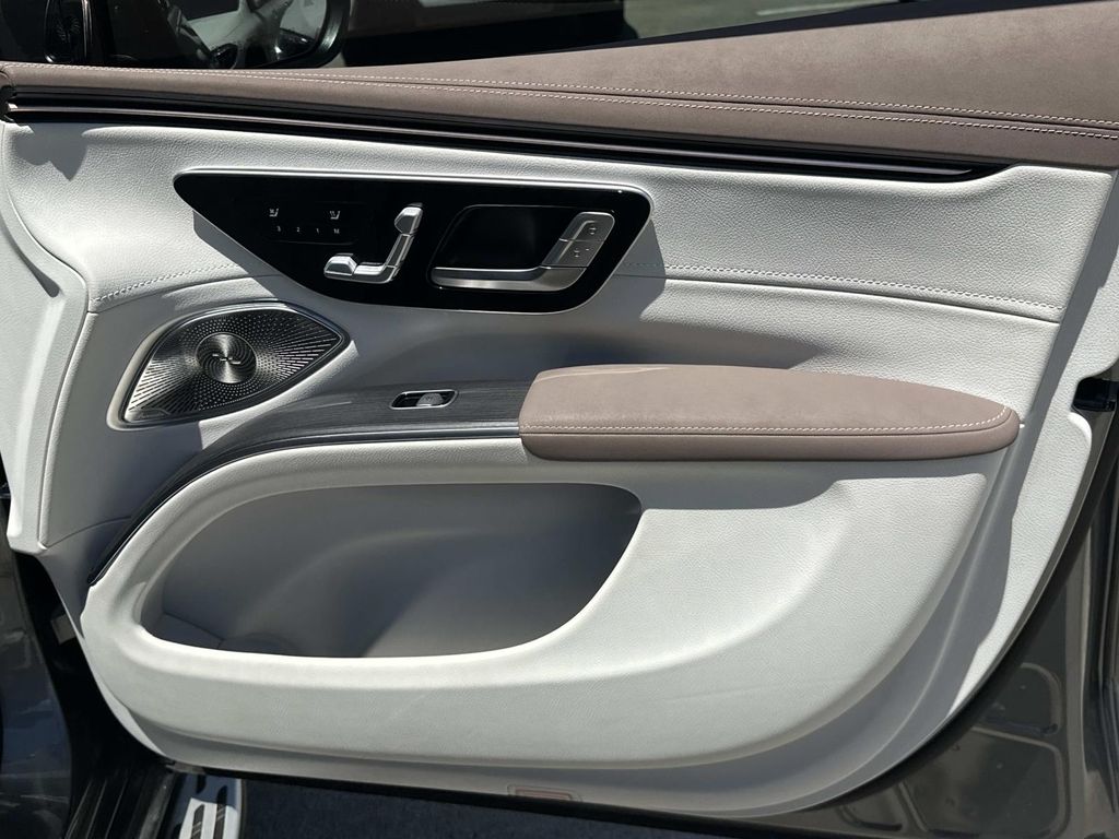 Thumbnail: 2023 Mercedes-Benz EQS - 10