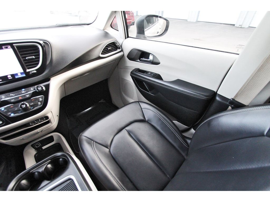 2023 Chrysler Pacifica Touring L - 9