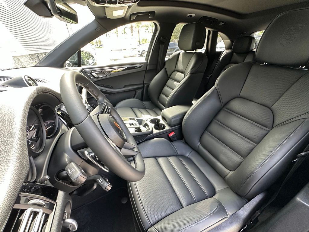 Thumbnail: 2026 Porsche Macan - 5