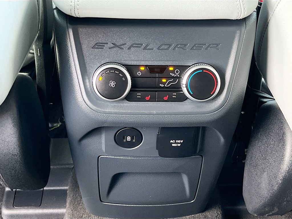 Used 2025 Gray Metallic Ford Platinum image 27