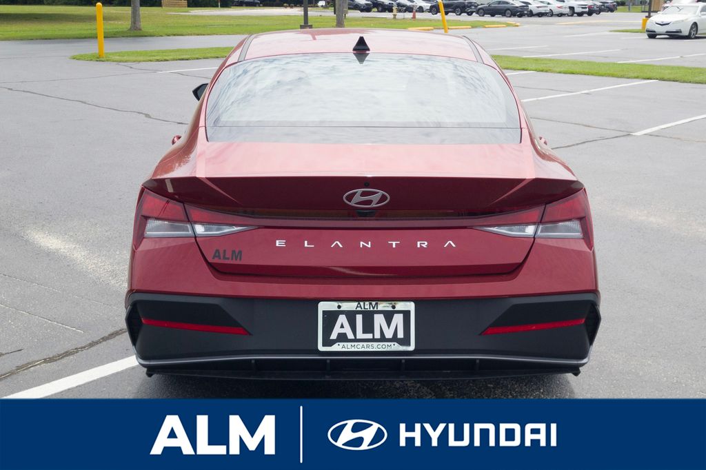 2025 Hyundai Elantra SE photo 6