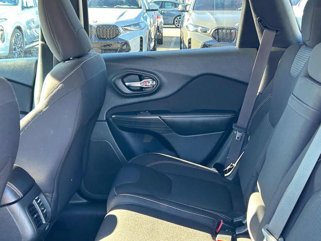 Thumbnail: 2016 Jeep Cherokee - 28