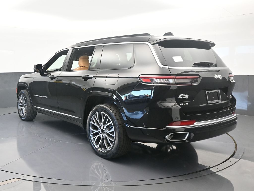 New 2025 Diamond Black Crystal Pearlcoat Jeep Summit image 4