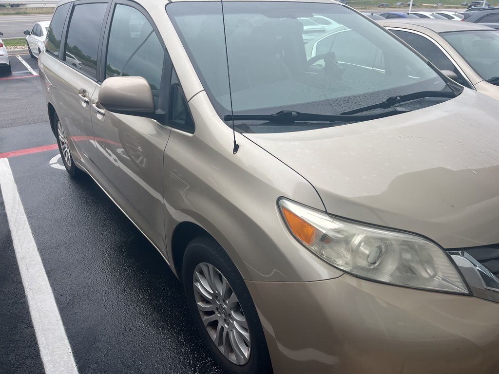 Thumbnail: 2013 Toyota Sienna - 3