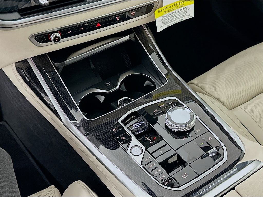 Thumbnail: 2026 BMW X7 - 15