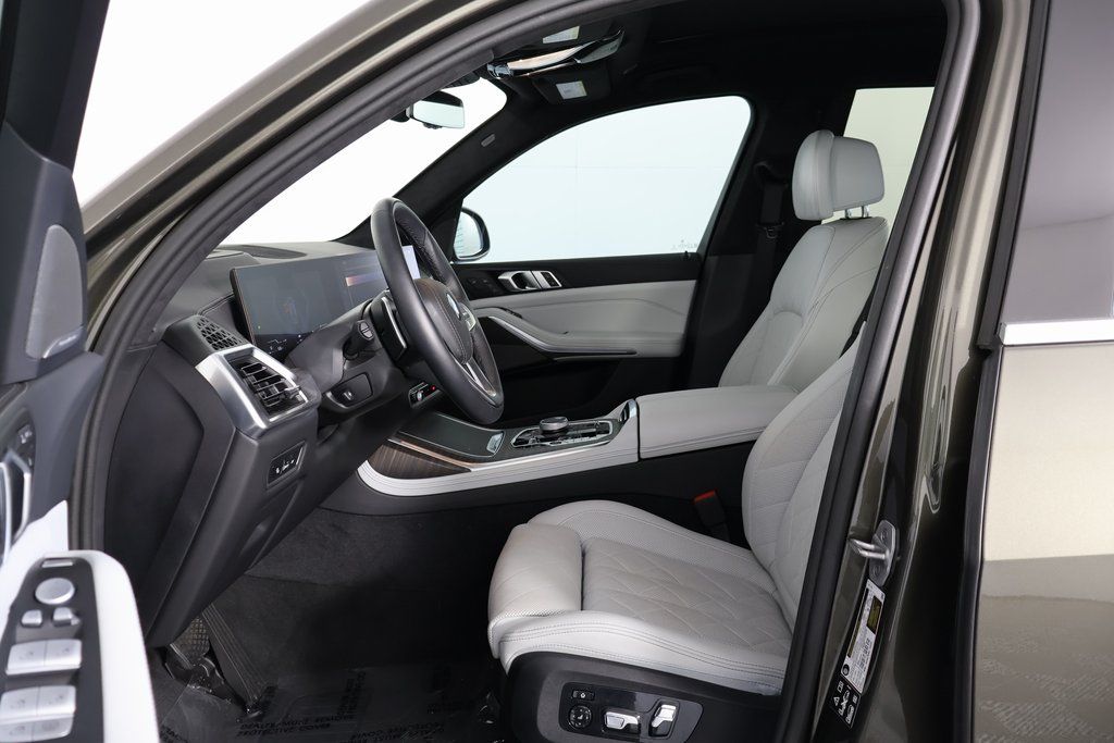 Thumbnail: 2025 BMW X7 - 10