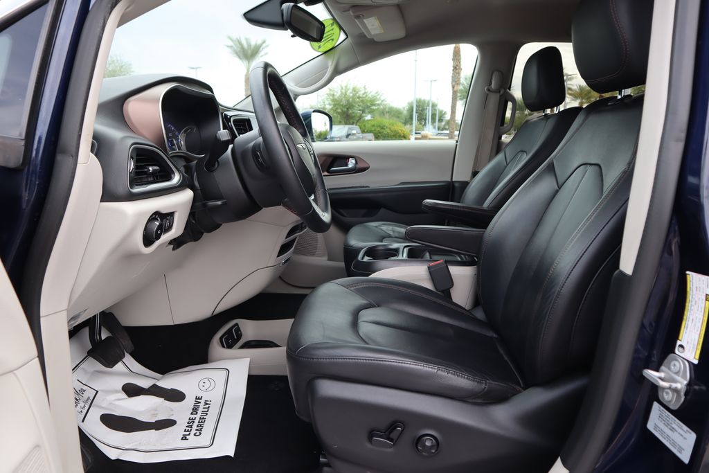 Thumbnail: 2017 Chrysler Pacifica - 18