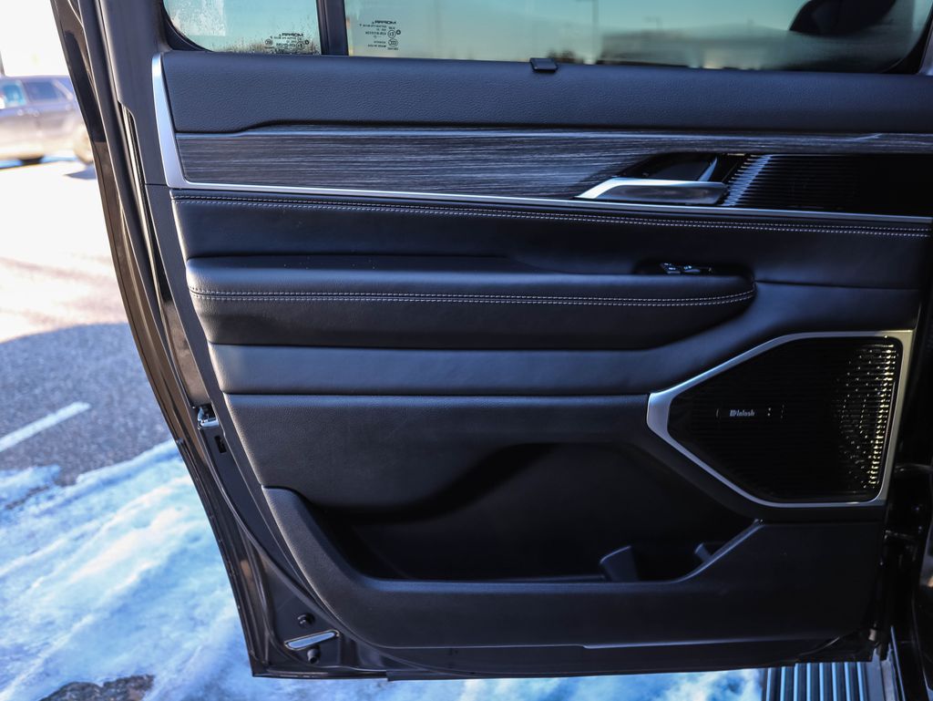 Thumbnail: 2023 Jeep Wagoneer - 20