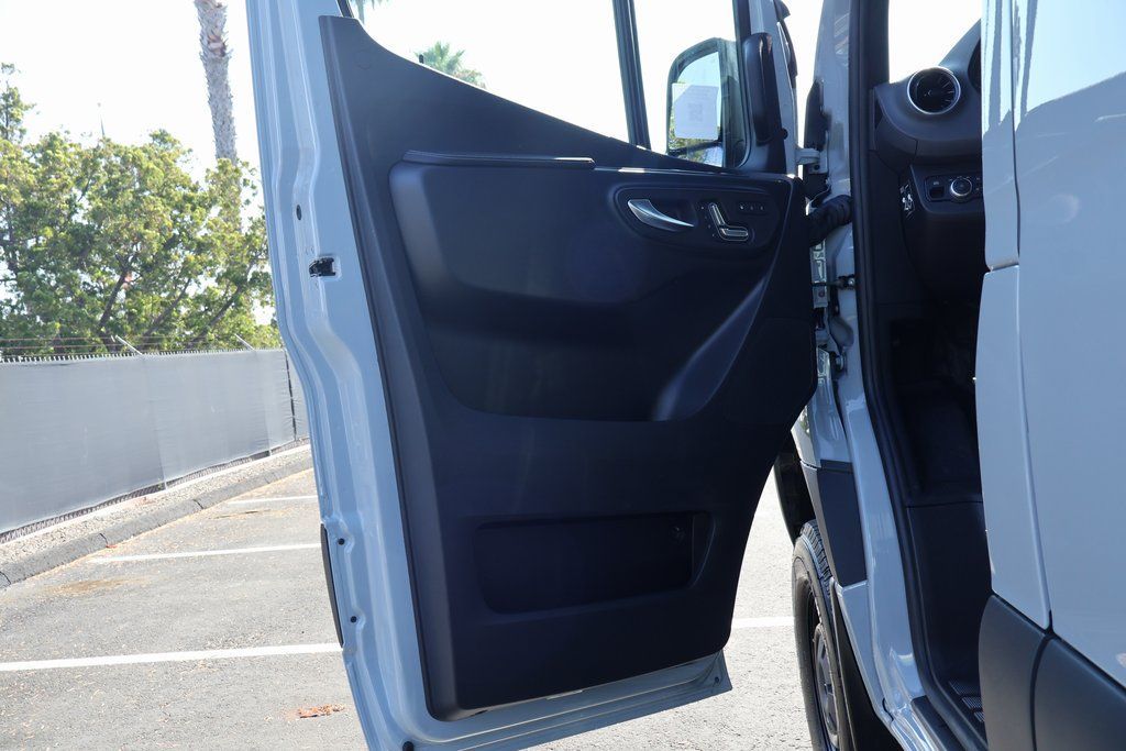 Thumbnail: 2025 Mercedes-Benz Sprinter - 7