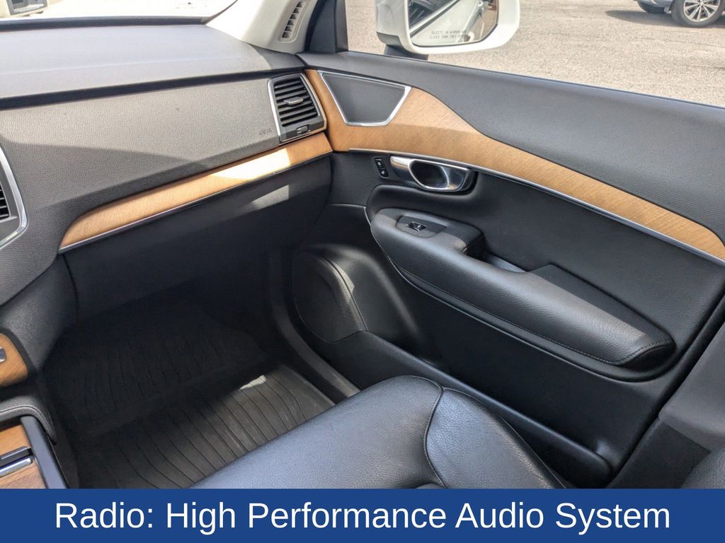2022 Volvo XC90 T6 Momentum 6-Passenger