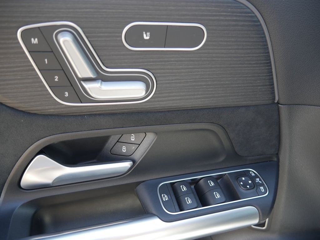 Thumbnail: 2023 Mercedes-Benz GLA - 17