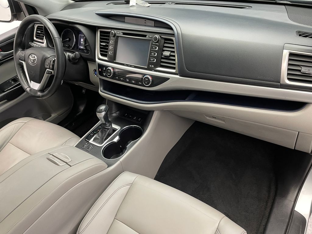 Thumbnail: 2019 Toyota Highlander - 16