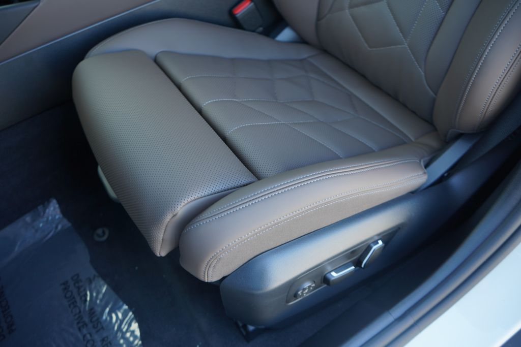 Thumbnail: 2025 BMW 5 Series - 12