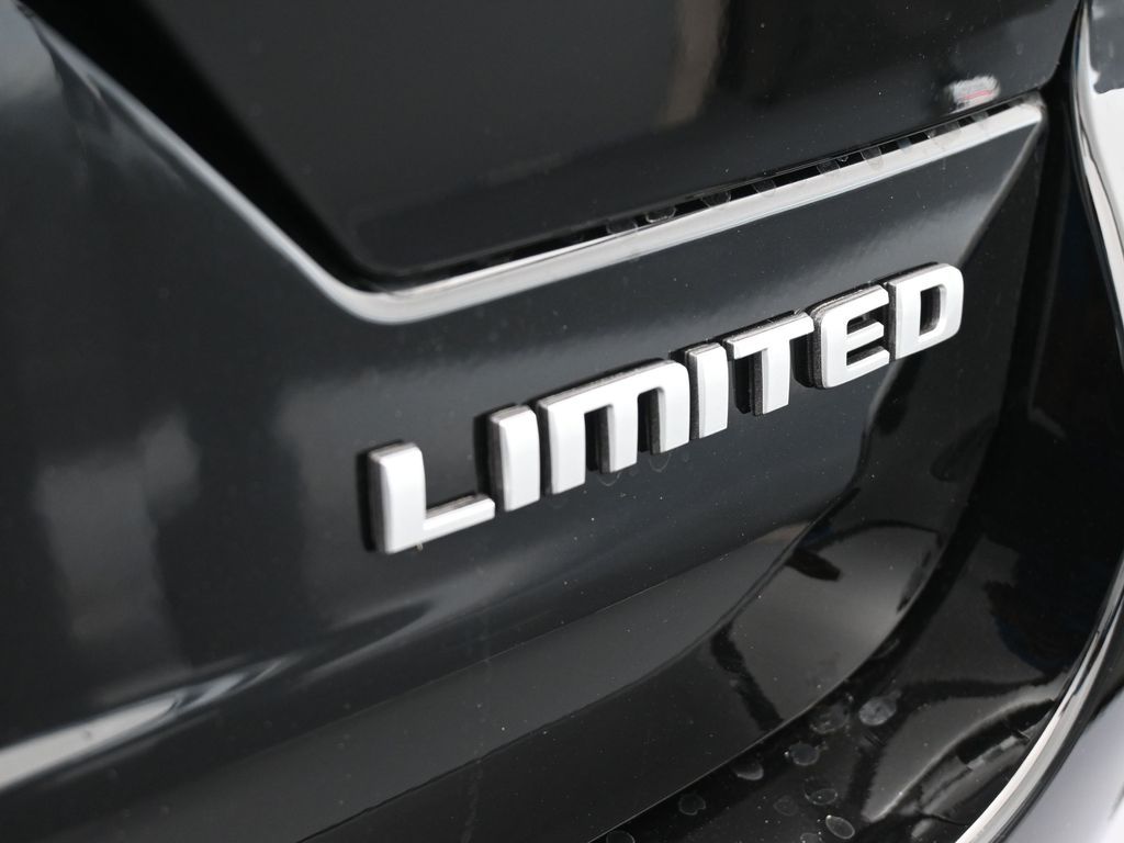 Used 2025 Diamond Black Crystal Pearlcoat Jeep Limited image 27