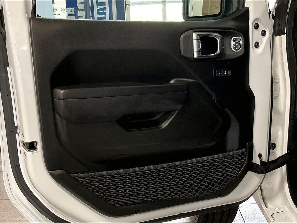 2024 Jeep Wrangler — photo 9