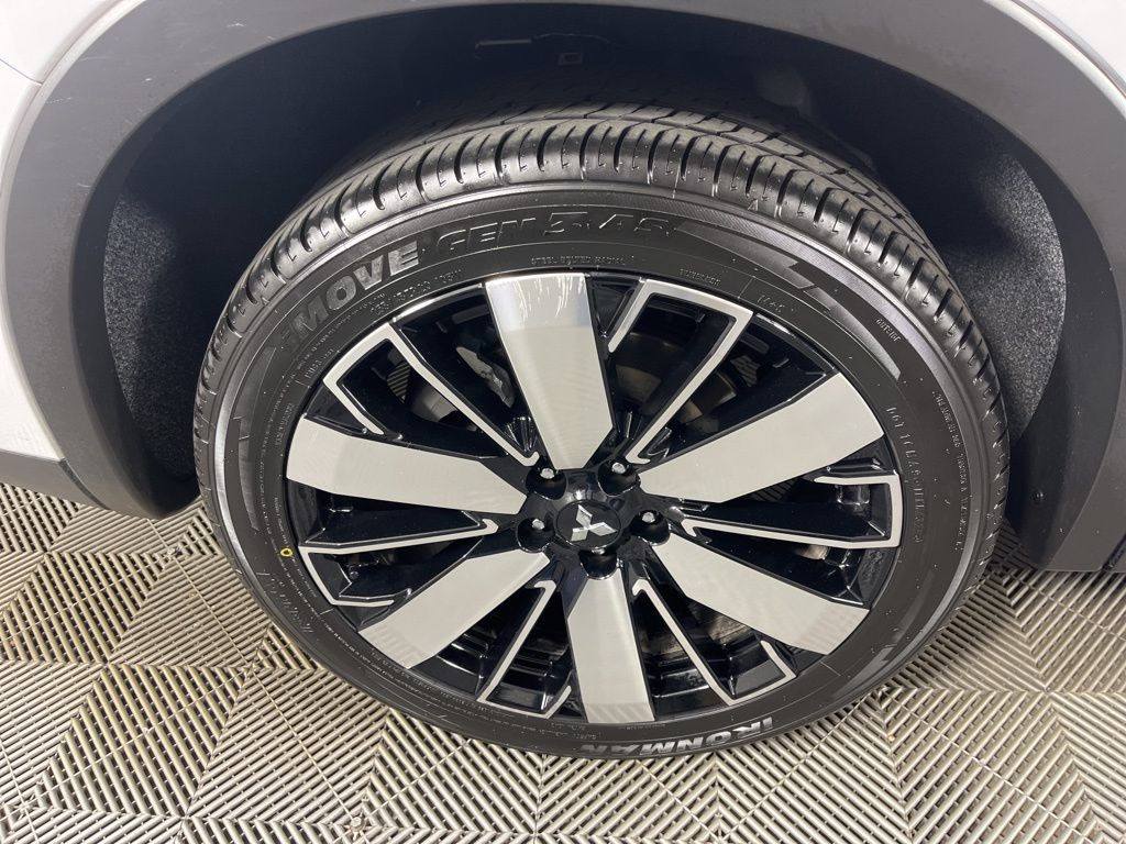 Thumbnail: 2025 Mitsubishi Outlander - 13