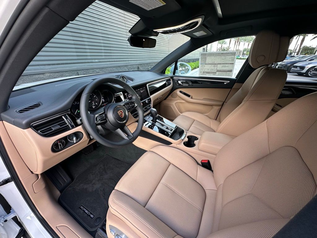 Thumbnail: 2025 Porsche Macan - 4