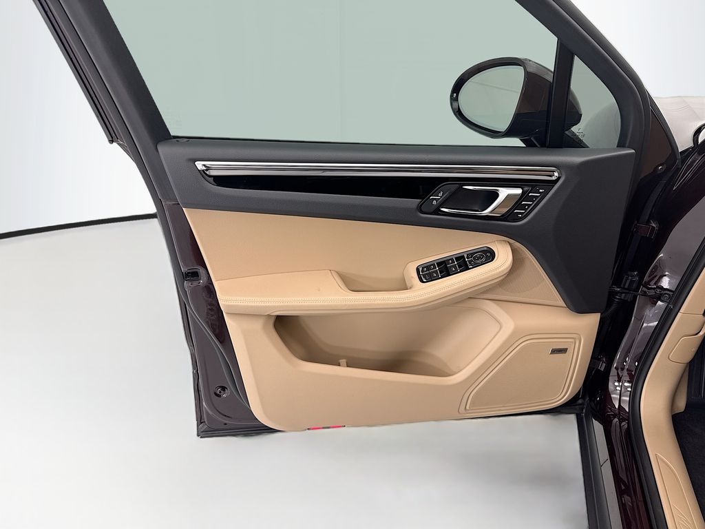 Thumbnail: 2026 Porsche Macan - 24